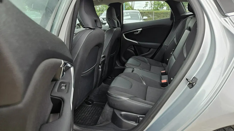 VOLVO V40 -