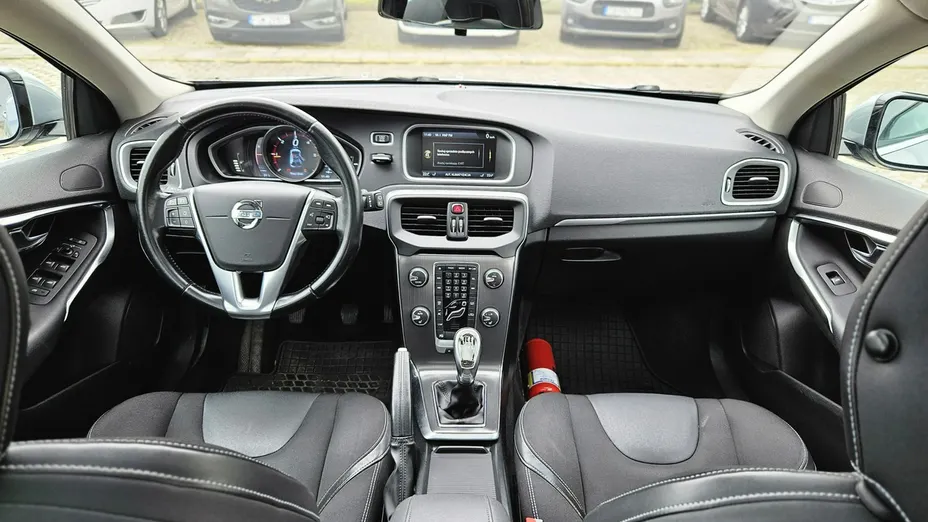 VOLVO V40 -
