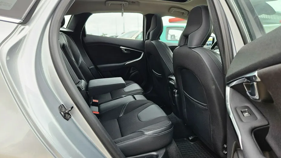 VOLVO V40 -
