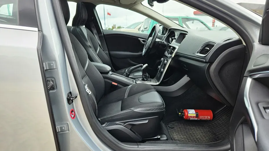VOLVO V40 -