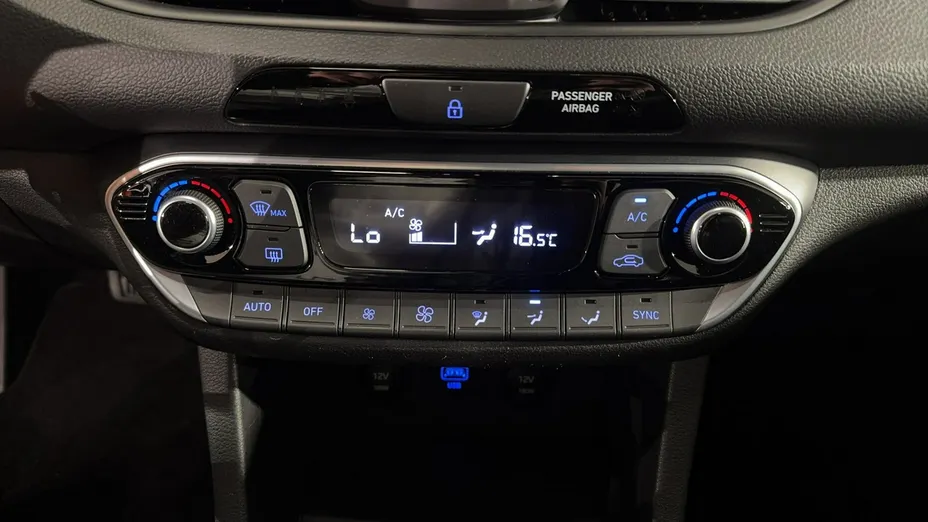 HYUNDAI i30 -