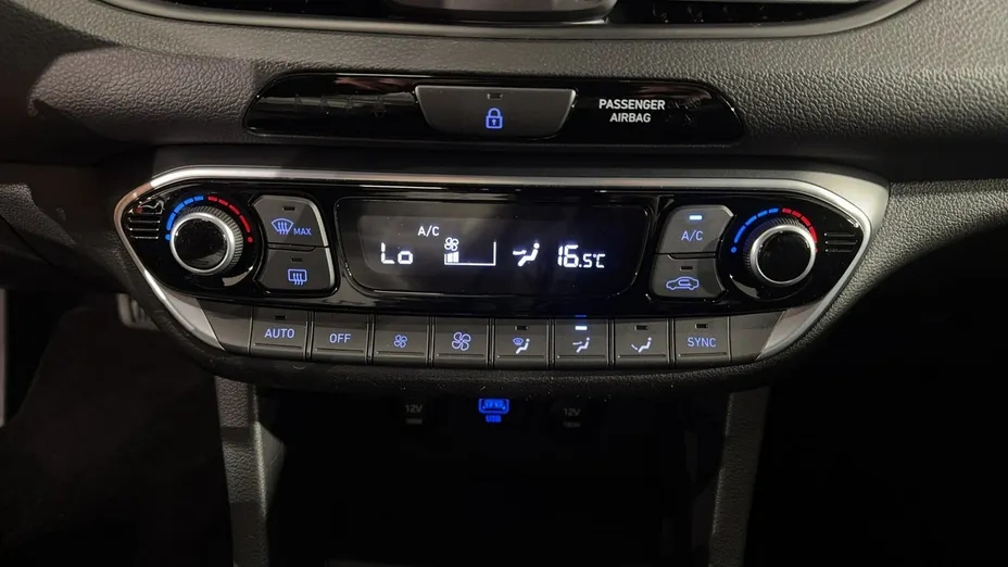 HYUNDAI i30 -