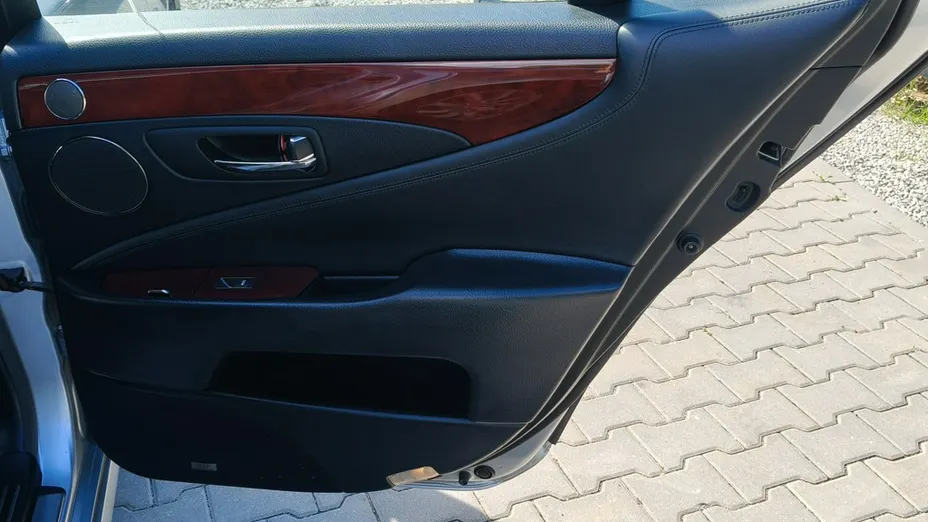 LEXUS LS -