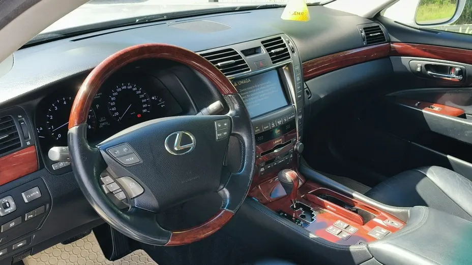 LEXUS LS -