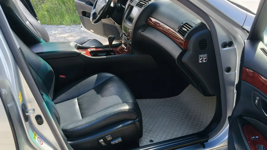 LEXUS LS -