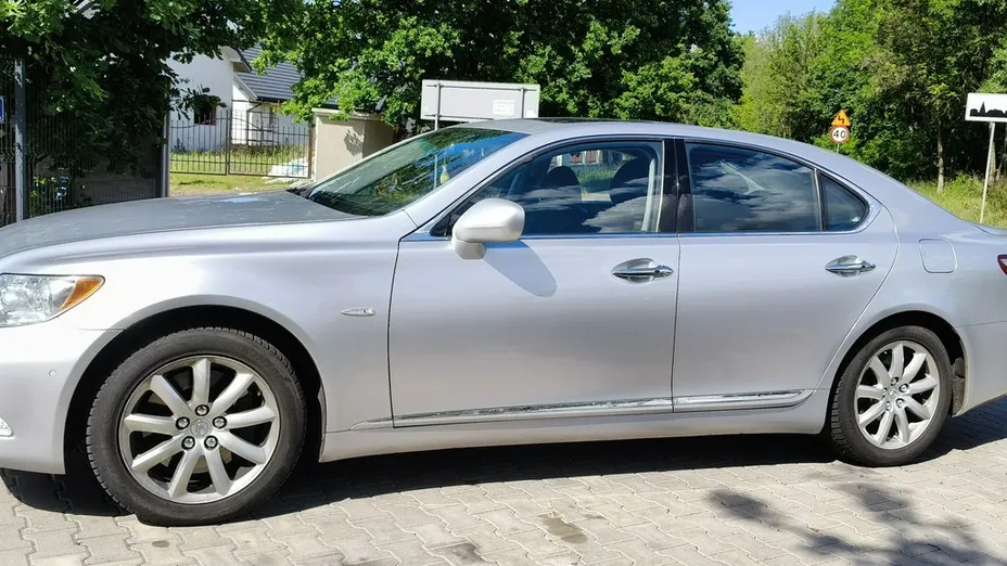 LEXUS LS -