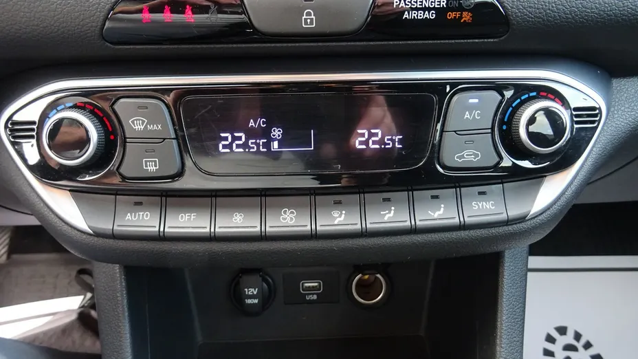 HYUNDAI i30 -