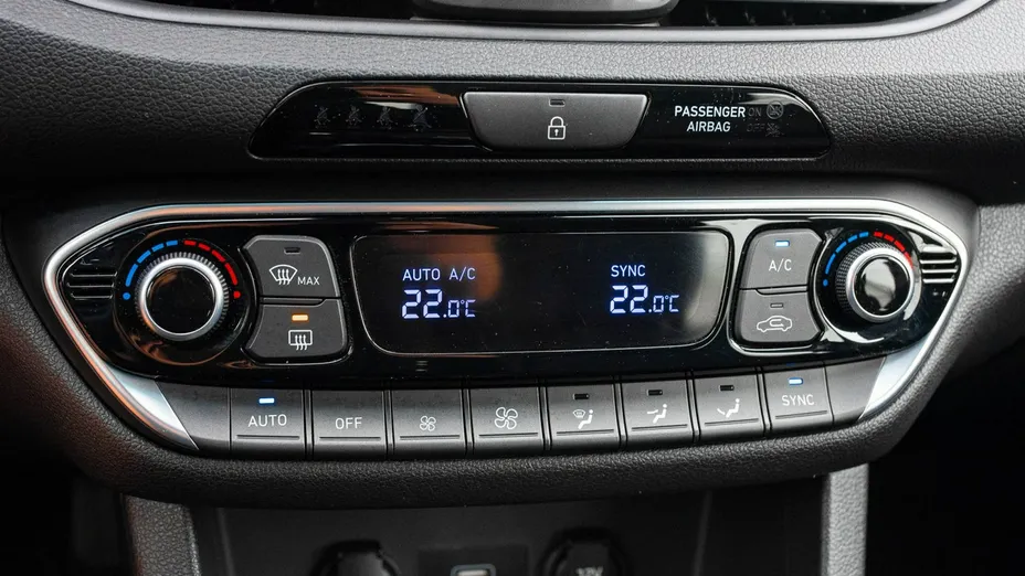 HYUNDAI i30 -