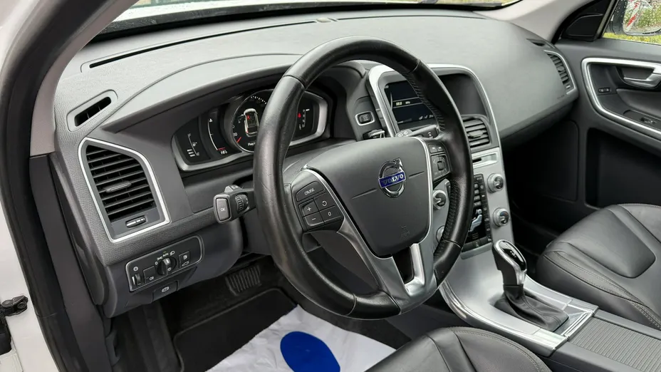 VOLVO XC60 -