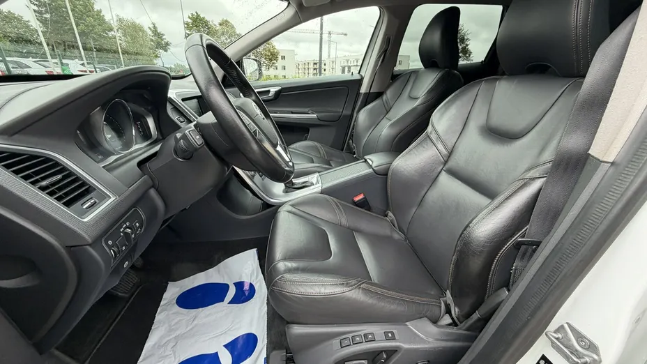 VOLVO XC60 -