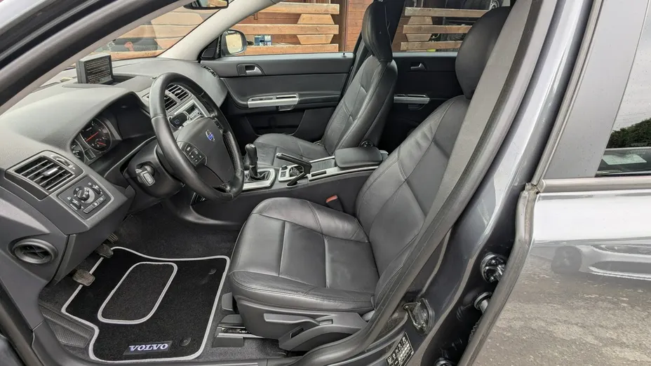 VOLVO V50 -