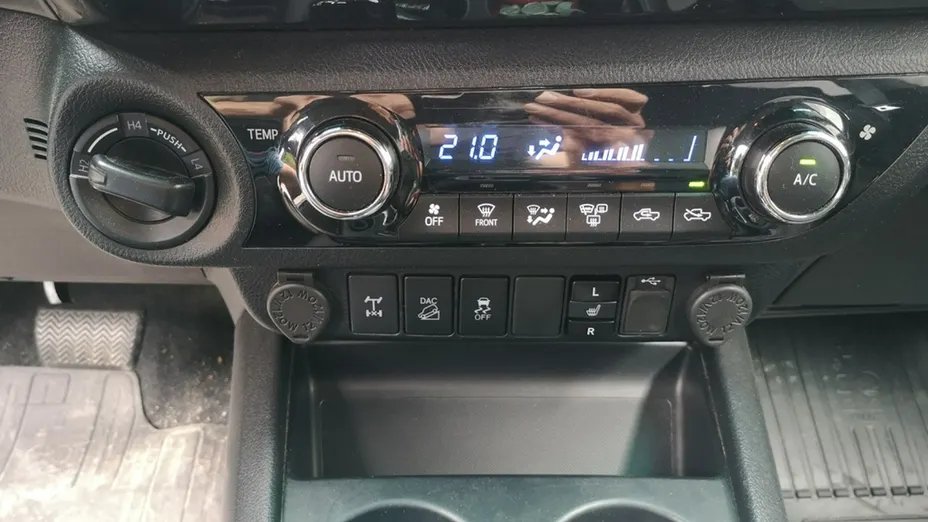 TOYOTA HiLux -