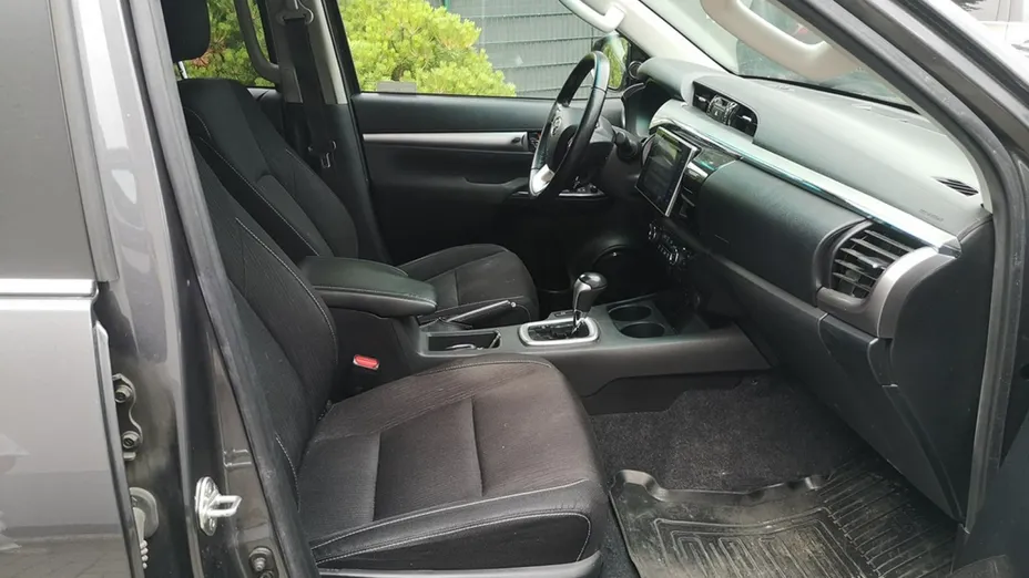 TOYOTA HiLux -