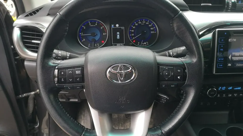 TOYOTA HiLux -