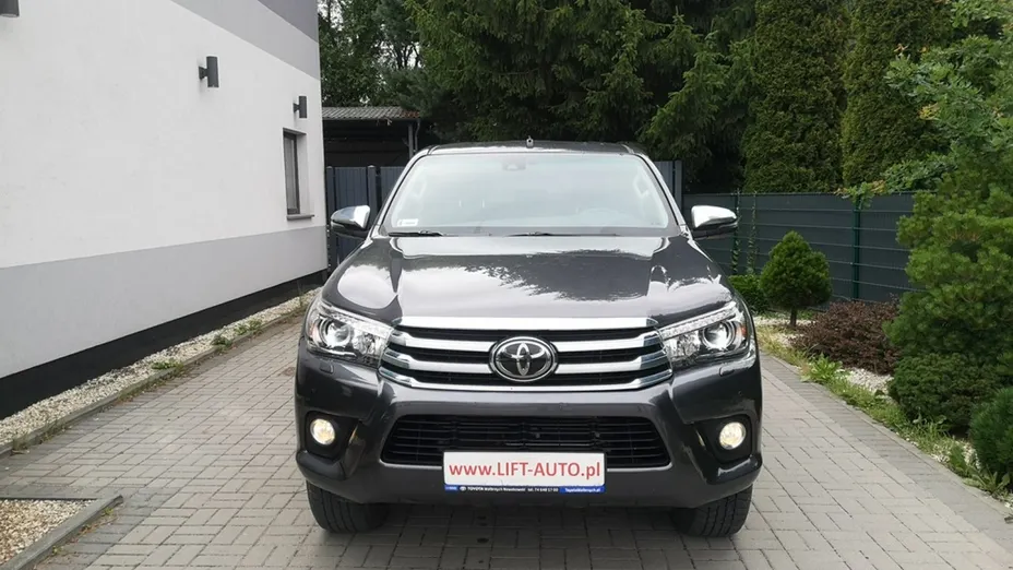 TOYOTA HiLux -