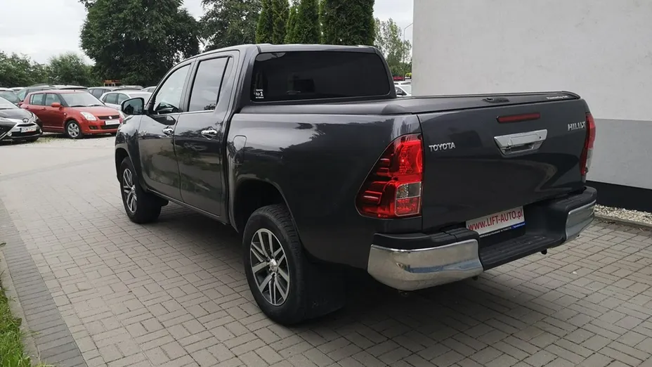 TOYOTA HiLux -