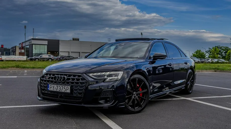 AUDI S8 -