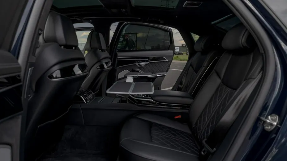 AUDI S8 -