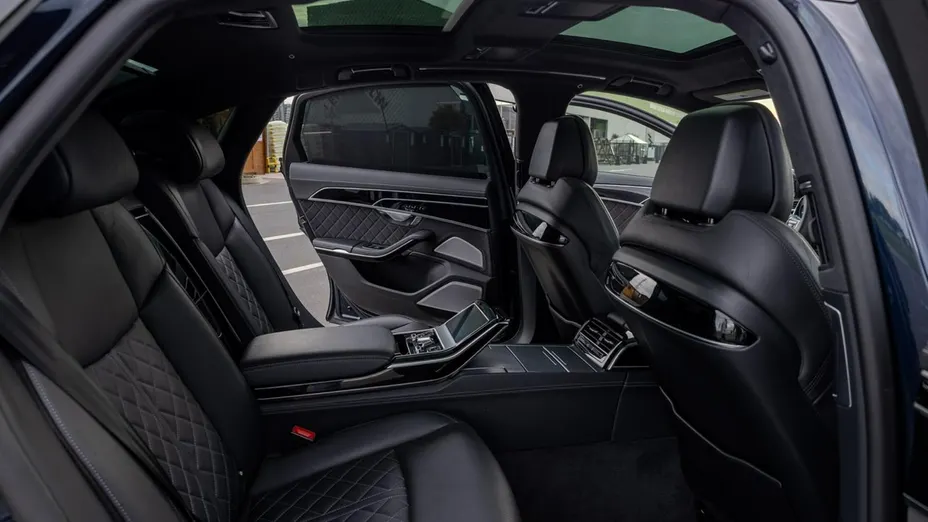 AUDI S8 -