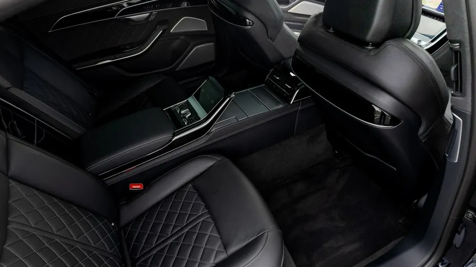 AUDI S8 -