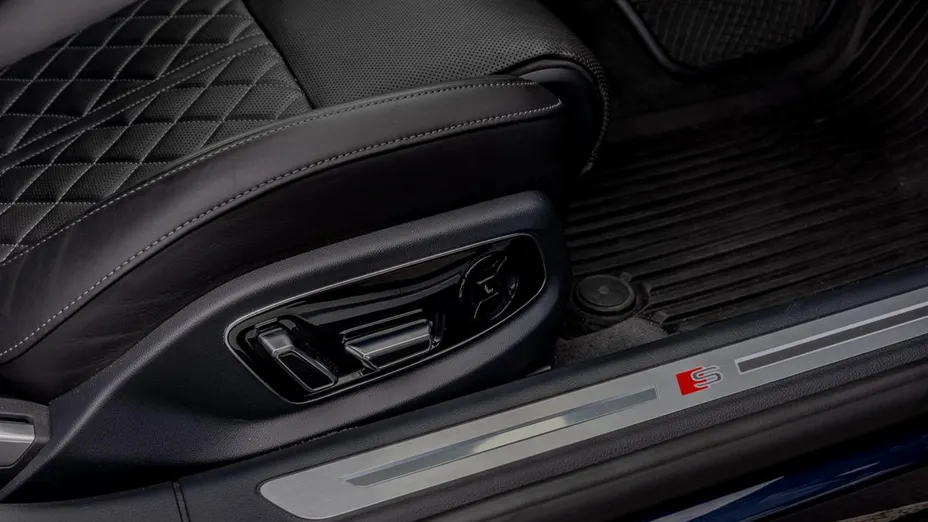 AUDI S8 -