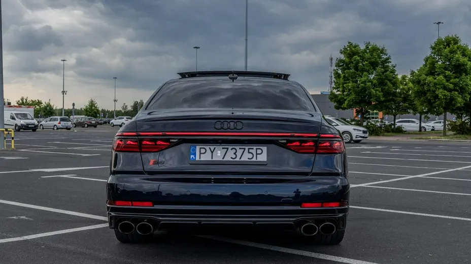 AUDI S8 -