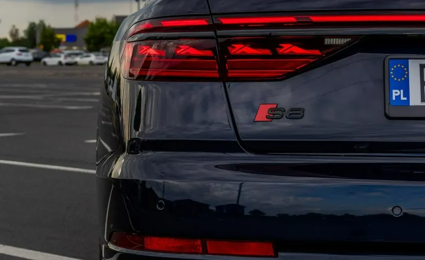AUDI S8 -