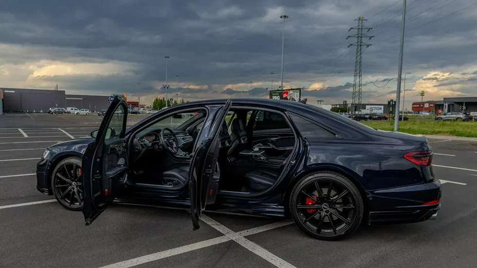 AUDI S8 -