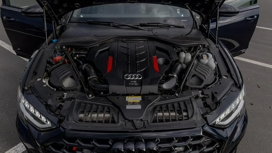 AUDI S8 -