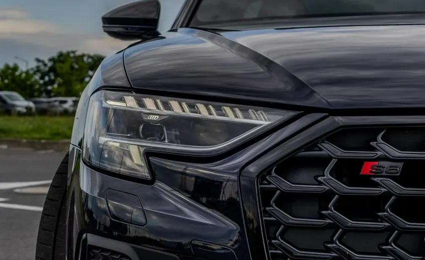 AUDI S8 -