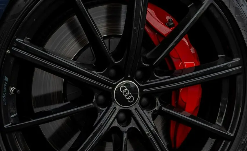 AUDI S8 -