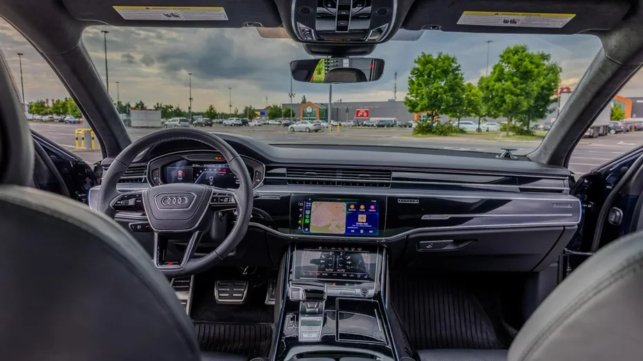 AUDI S8 -