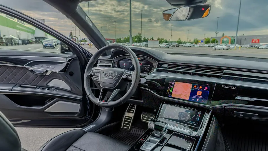 AUDI S8 -
