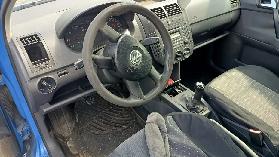 VOLKSWAGEN Polo -