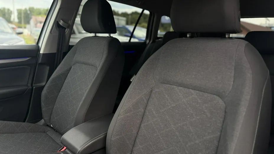 VOLKSWAGEN Golf -