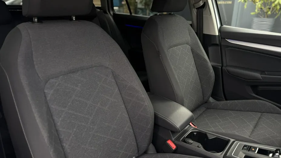 VOLKSWAGEN Golf -