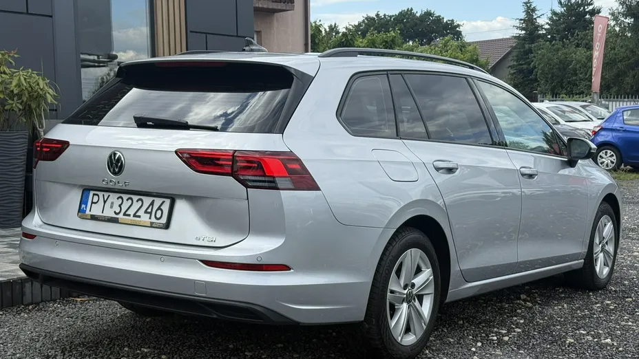 VOLKSWAGEN Golf -
