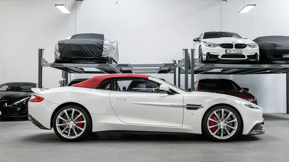 ASTON MARTIN Vanquish -