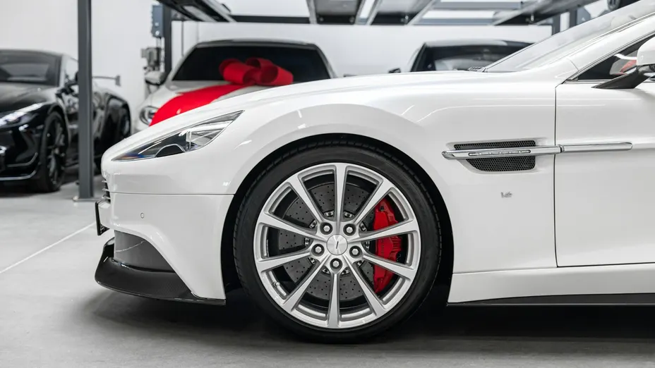 ASTON MARTIN Vanquish -