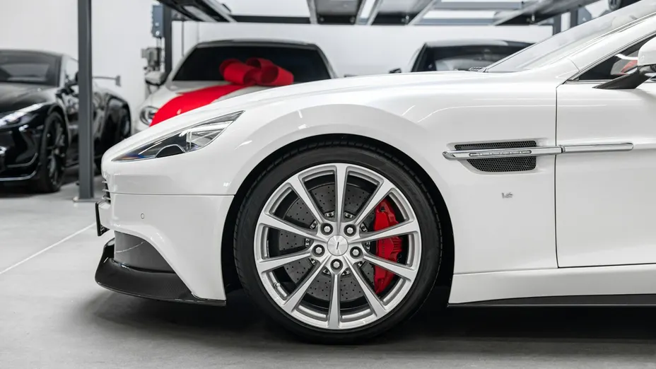 ASTON MARTIN Vanquish -