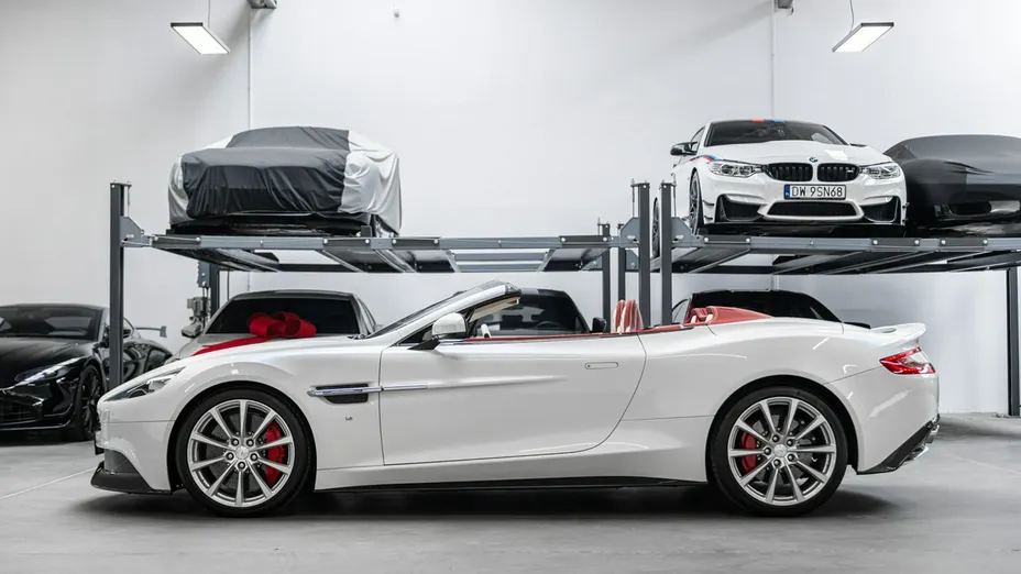 ASTON MARTIN Vanquish -