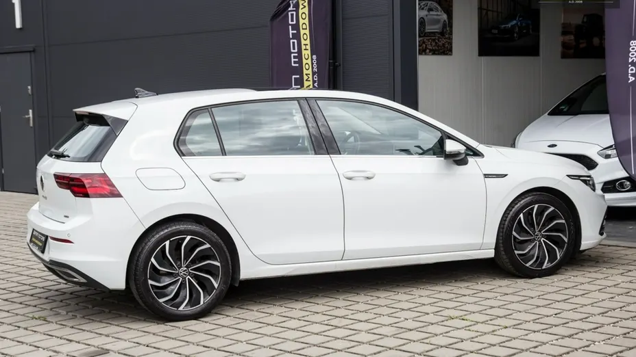 VOLKSWAGEN Golf -