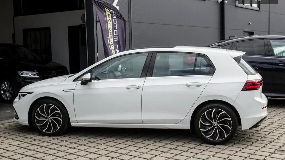 VOLKSWAGEN Golf -