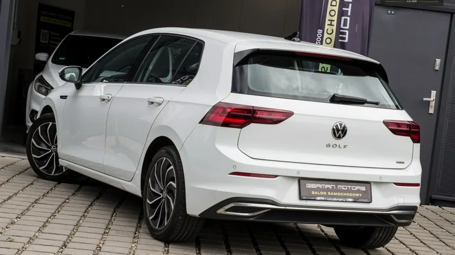 VOLKSWAGEN Golf -