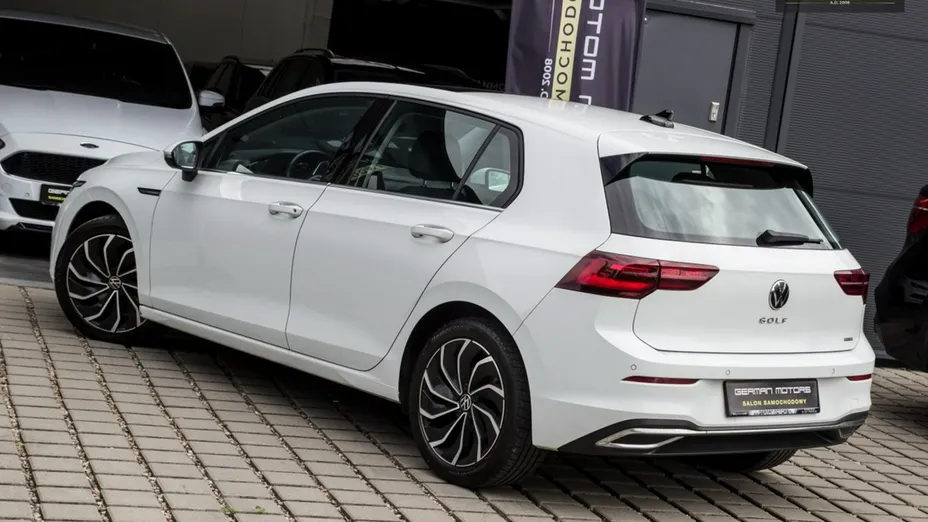 VOLKSWAGEN Golf -
