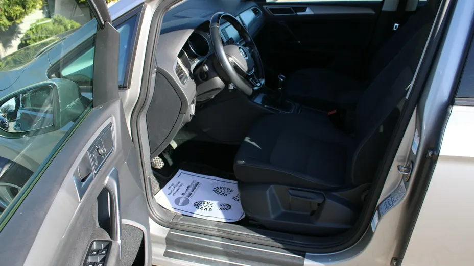 VOLKSWAGEN Golf Sportsvan -
