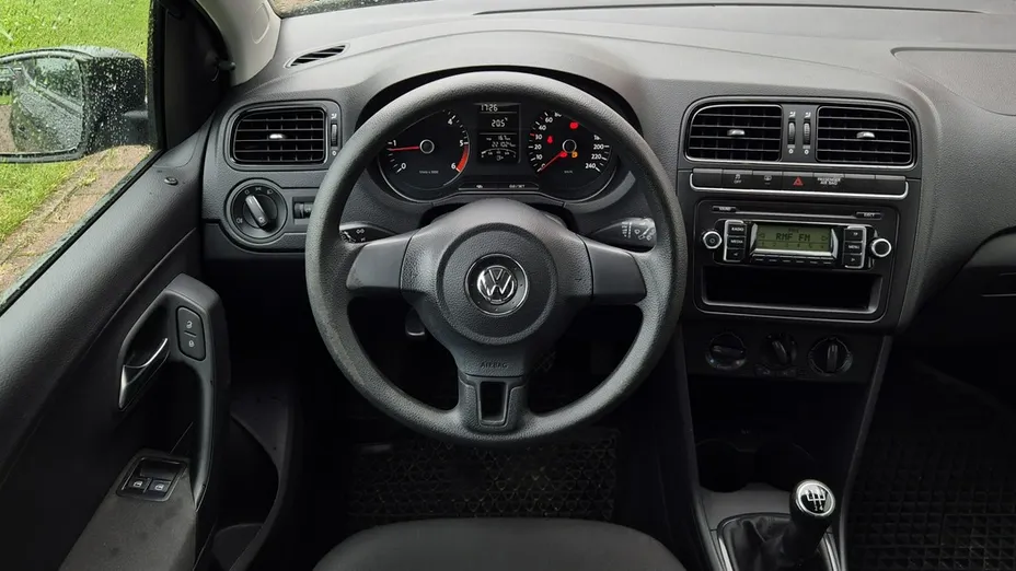 VOLKSWAGEN Polo -