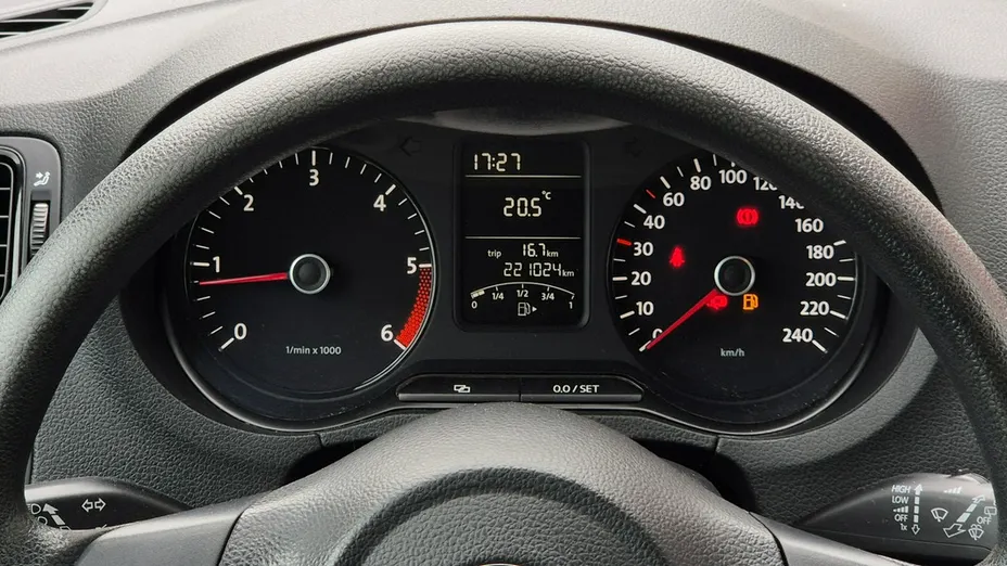 VOLKSWAGEN Polo -