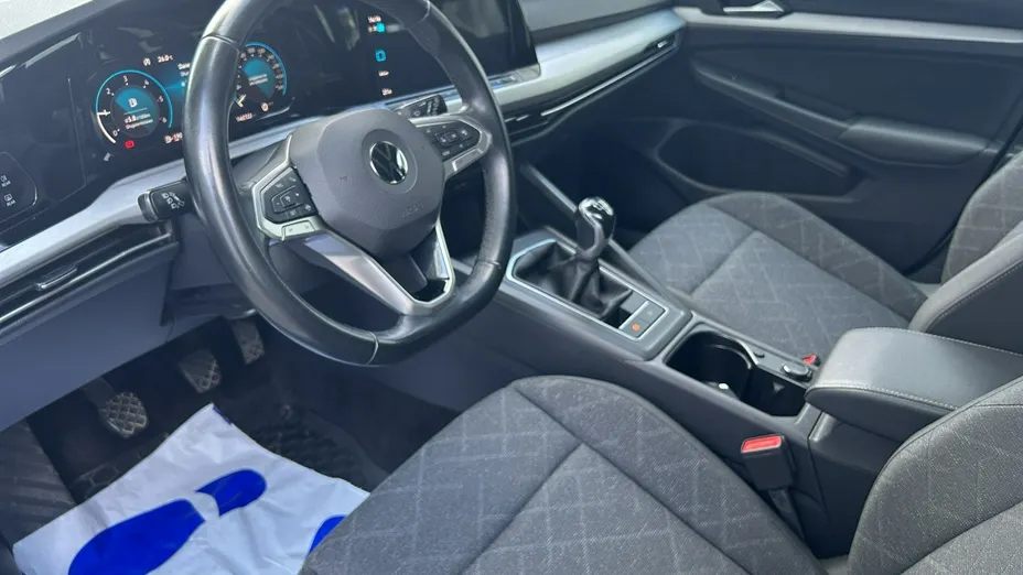 VOLKSWAGEN Golf -