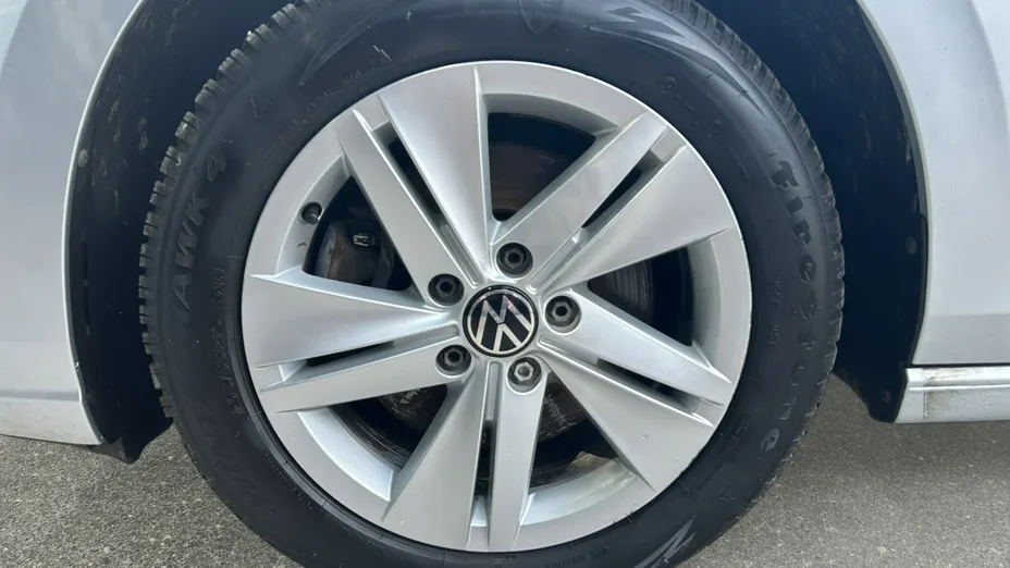 VOLKSWAGEN Golf -